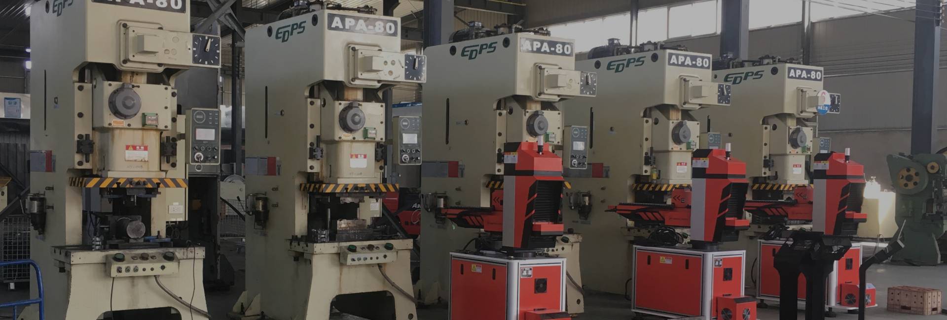 Varias máquinas de formación y brazo mecánico en el taller.