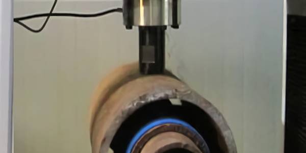 تقوم الماكينة بإجراء اختبار قوة استعادة الغلاف المركزي.