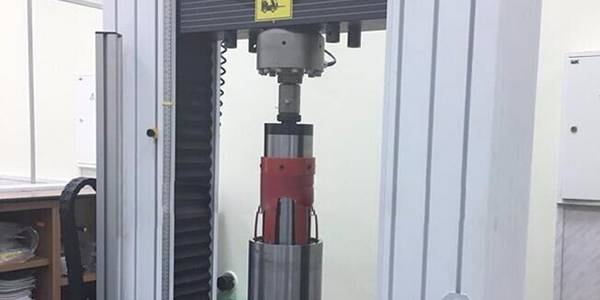 تقوم الماكينة بإجراء اختبار قوة بدء تشغيل مركزي للغلاف.